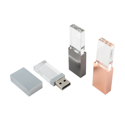 Kristallen USB binnenin met LED-licht. LED-licht schijnt wanneer in gebruik.
