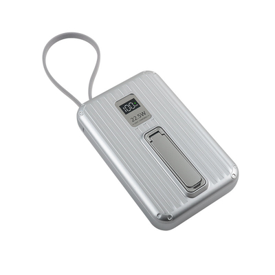 Witte draagbare powerbank met accessoire kabel handleiding en 38.3 Gepasseerd