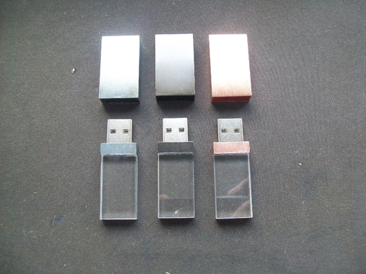 Kristallen USB binnenin met LED-licht. LED-licht schijnt wanneer in gebruik.