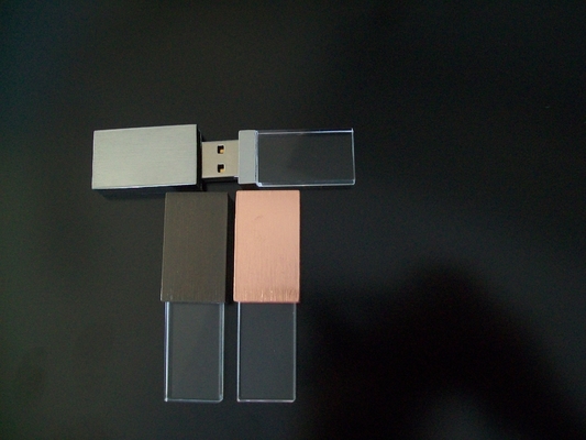 Kristallen USB binnenin met LED-licht. LED-licht schijnt wanneer in gebruik.