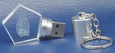 In de vorm van een fles Crystal USB Flash Drive 3.0 Snelle overdrachtssnelheid Duurzaam ontwerp Crystal Can Gravure Logo
