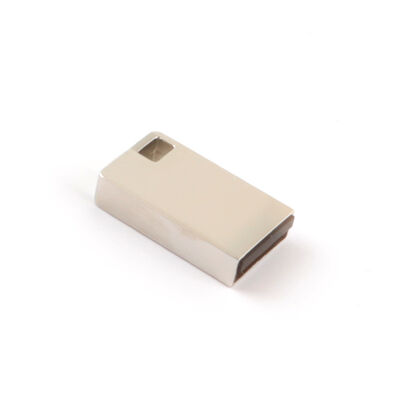 Een metalen MINI USB-flashdrive met een mat oppervlak en een 120 graden breedhoeklenshoek die gegevensbescherming garandeert