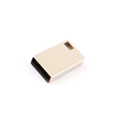 Een metalen MINI USB-flashdrive met een mat oppervlak en een 120 graden breedhoeklenshoek die gegevensbescherming garandeert
