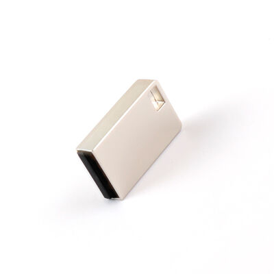 Een metalen MINI USB-flashdrive met een mat oppervlak en een 120 graden breedhoeklenshoek die gegevensbescherming garandeert