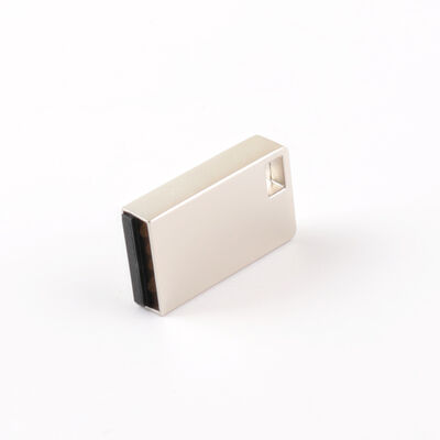 Een metalen MINI USB-flashdrive met een mat oppervlak en een 120 graden breedhoeklenshoek die gegevensbescherming garandeert