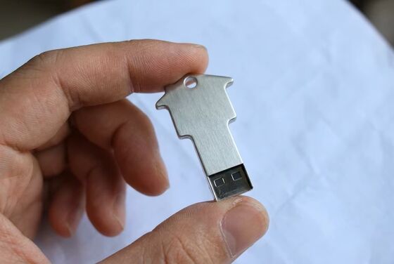 Parelketting Metalen USB-stick Zilver Compact Opslagapparaat Bedrijfstemperatuur Min 50 tot Plus 80 Graden Ideaal voor Zakelijk Gebruik