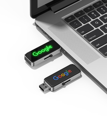 2gb Graverend Logo Crystal Flash Drive Glanzend bij het werken aan een computer met ledlicht