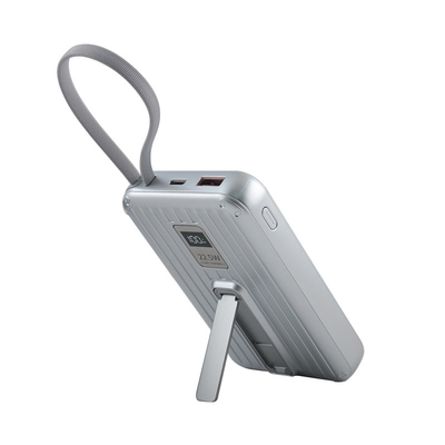 Witte draagbare powerbank met accessoire kabel handleiding en 38.3 Gepasseerd