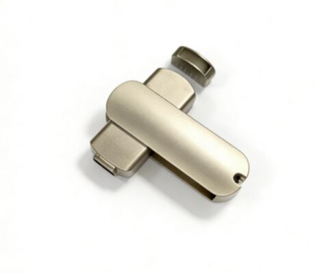 Zilveren matte behuizing USB A en Type C samen met snelle geheugenopslag en aanpasbaar logo